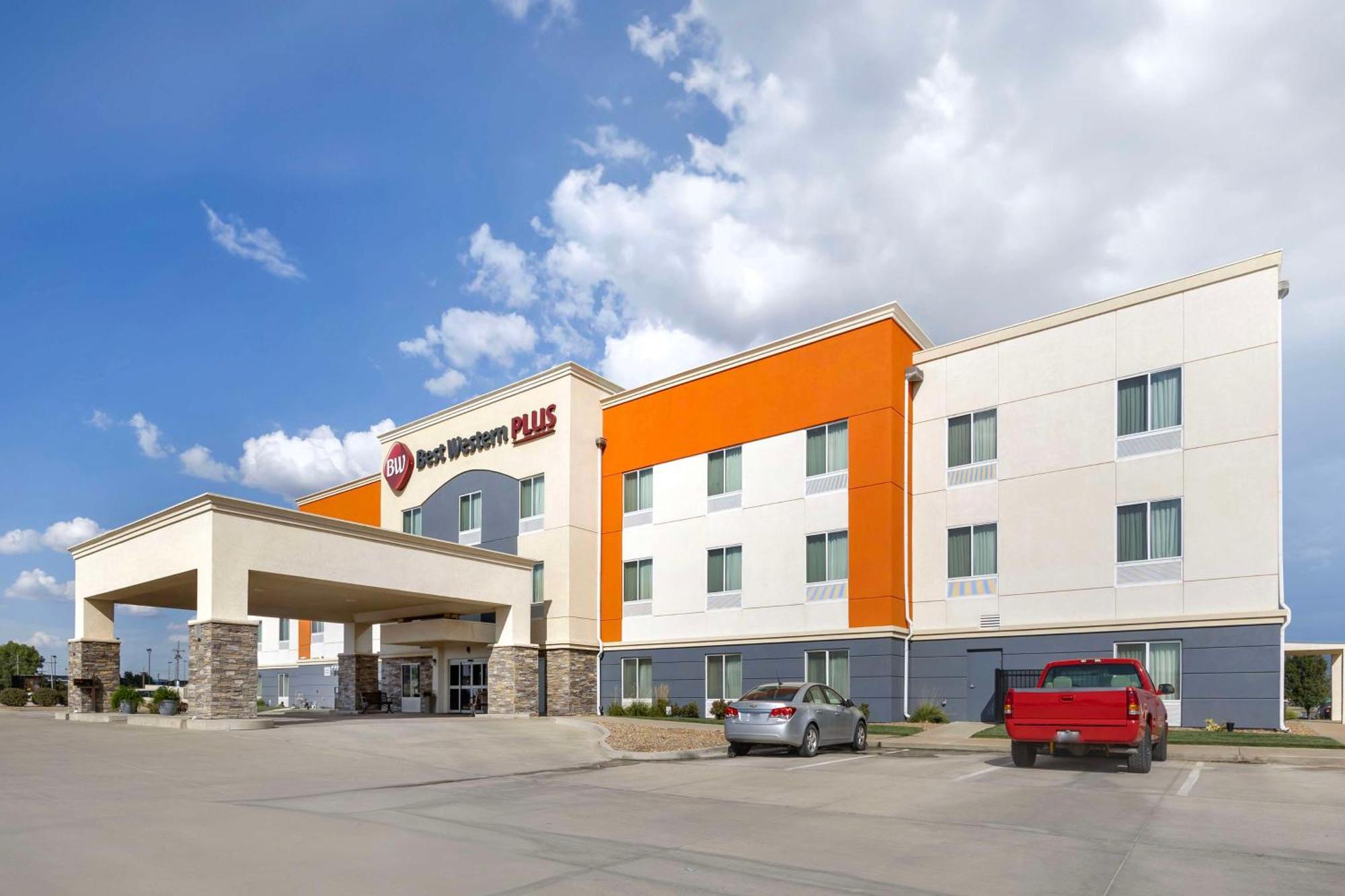 Best Western Plus Pratt Hotel Exterior foto